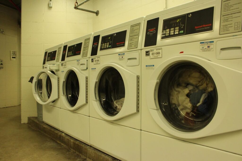 Clothes spinning in washing machines